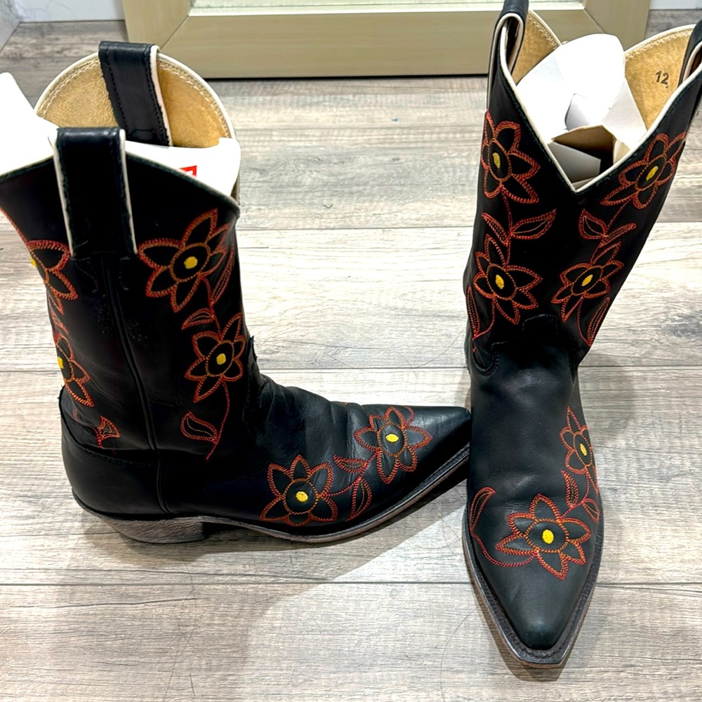 Tony Lama/Justin Women’s Black midcalf floral embroidered cowboy boots Sz 7 1/2
